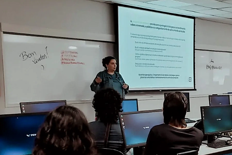 Ana Rosa Vieira conduzindo aula sobre busca e marketing digital