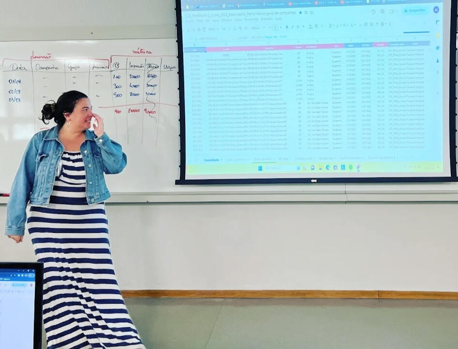 Ana Rosa Vieira é a consultora da Rosa Petry, especialista em SEO para buscadores, pessoas e LLMs